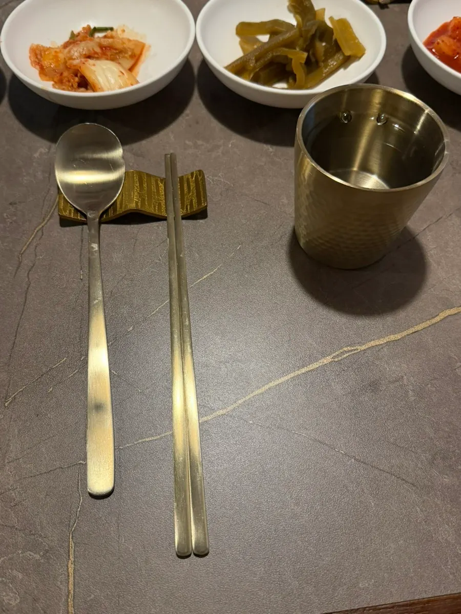 Table-side kiosk and cutlery