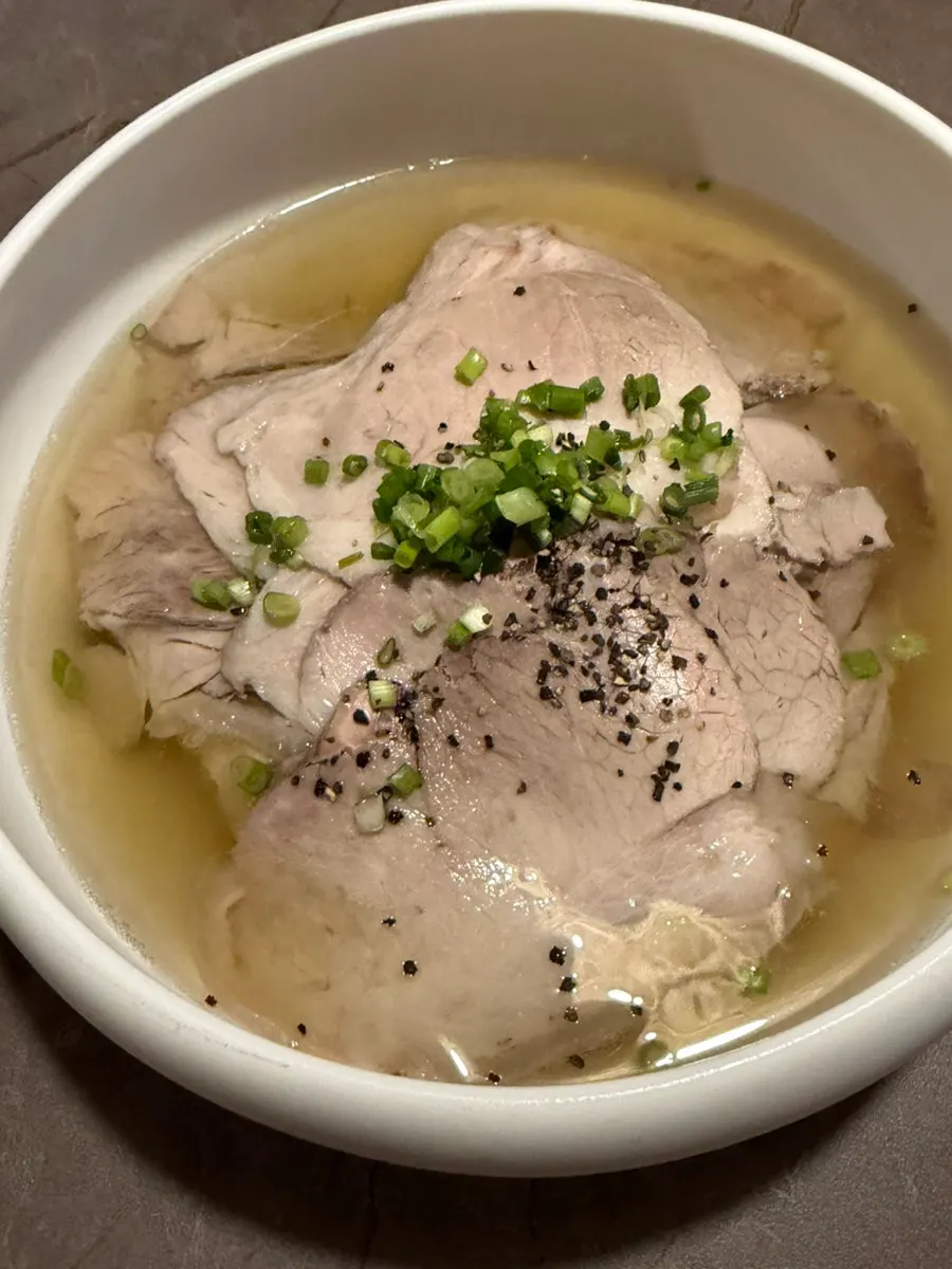 Clear gomtang with meat