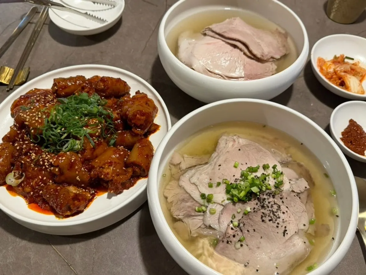 Pyongyang naengmyeon and a full Korean meal spread