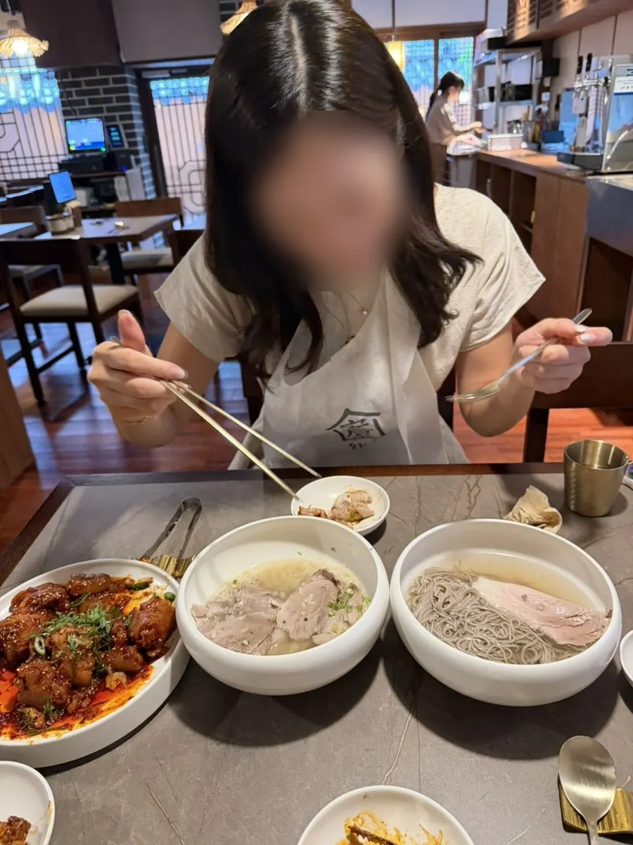 熱々のコムタン食事の写真
