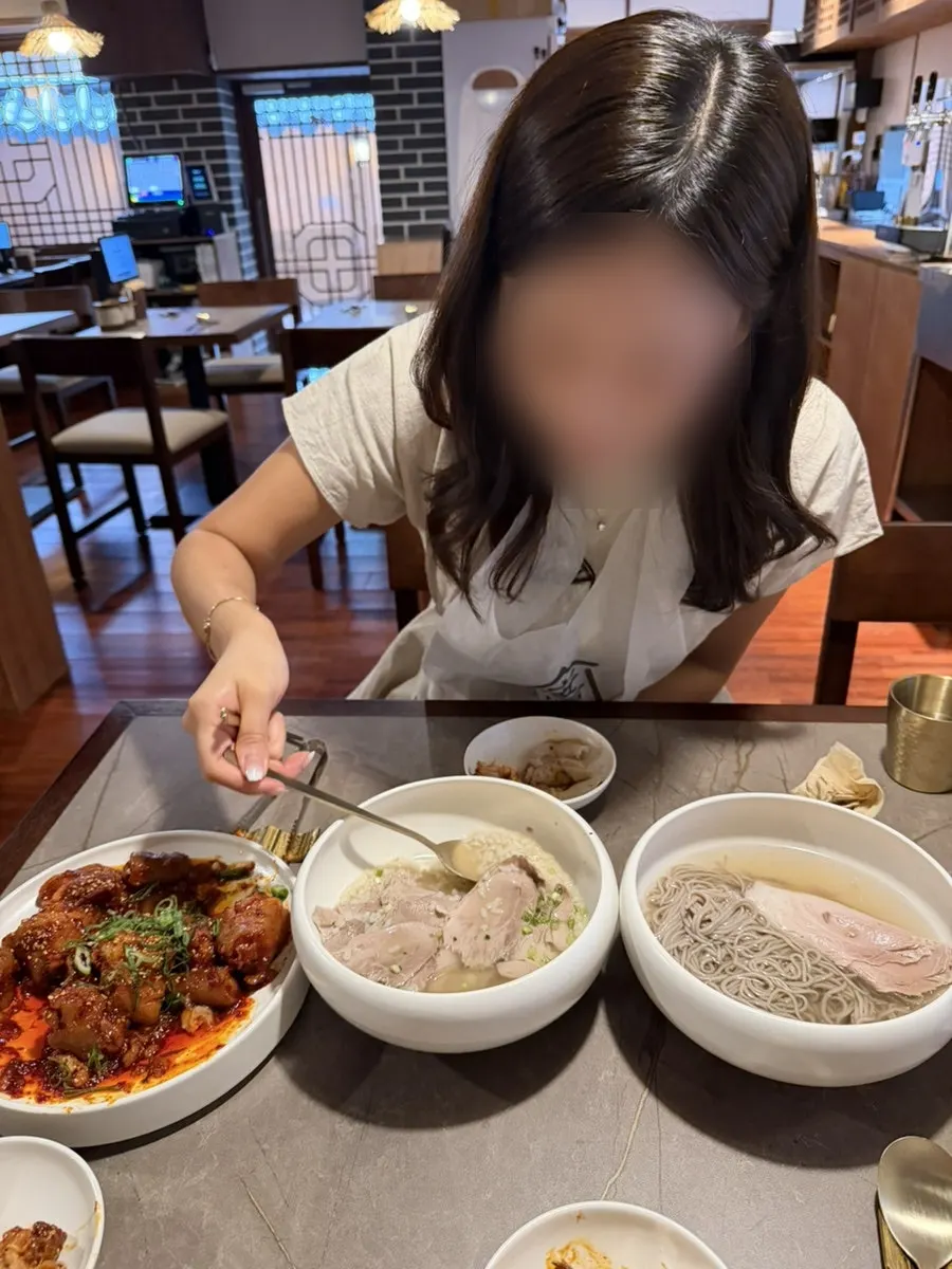 クッパを食べる同行者の様子の写真