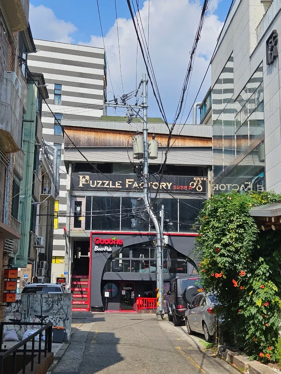 굽네치킨 홍대레드로드점 1층 내부 좌석