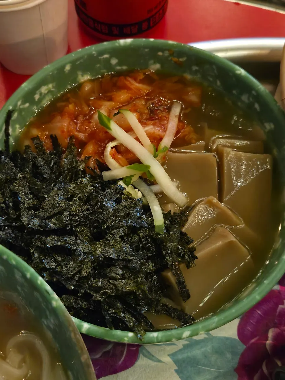 사골 베이스 국물의 칼국수
