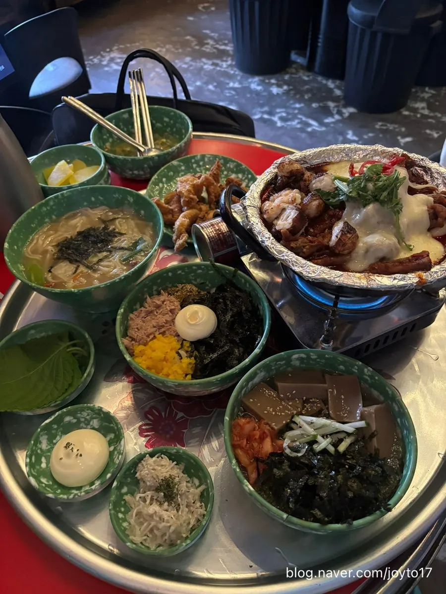 Full table spread of the Cheongnyeon Dakbal Set