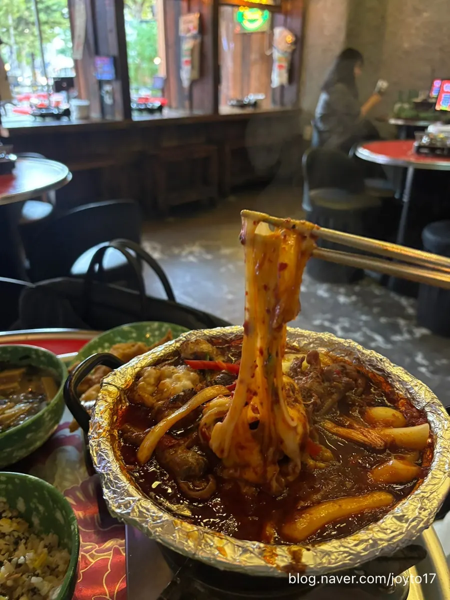 Stretchy melted cheese over the soup chicken feet