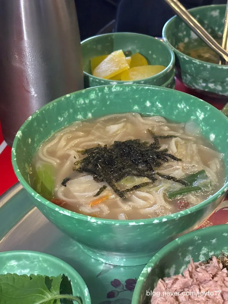 Rice balls included in the set