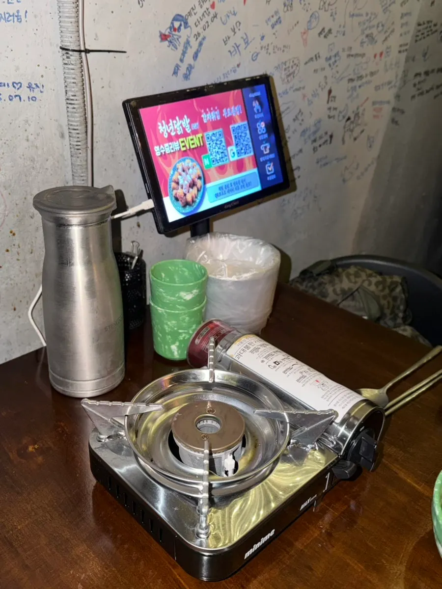 테이블 태블릿 주문기가 놓인 자리