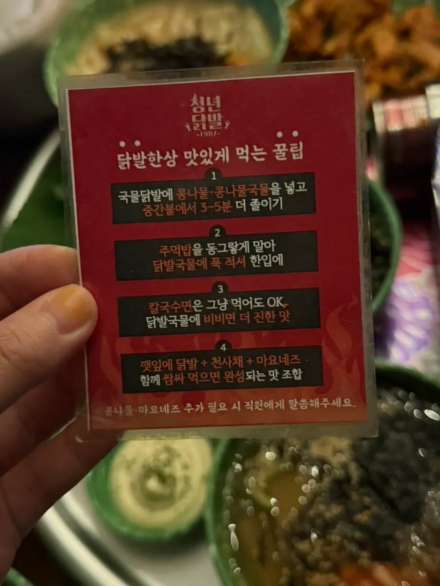 세트와 사이드 메뉴가 적힌 메뉴판