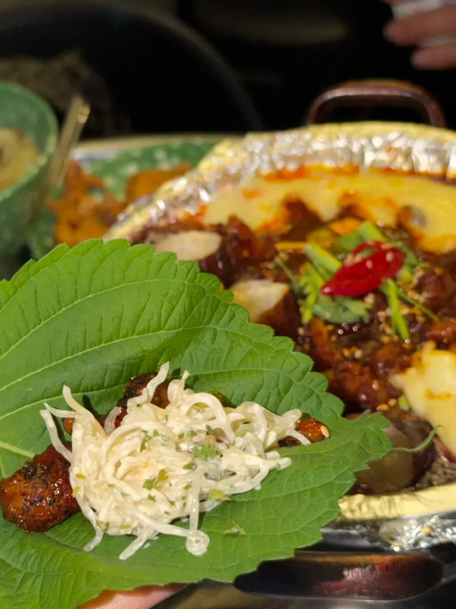 깻잎쌈에 올린 닭발과 대창, 치즈