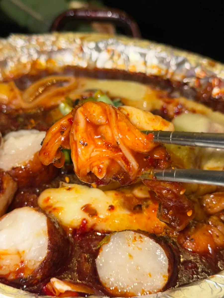 밤에 본 홍대 닭발집 야장 자리