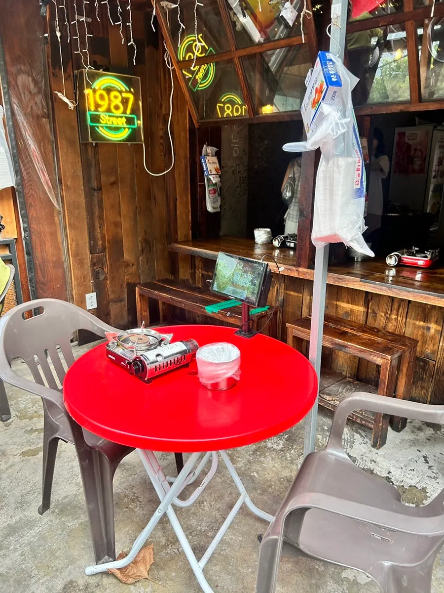 Pojangmacha-style indoor interior of Cheongnyeon Dakbal 1987