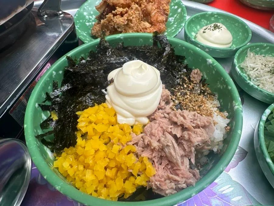 Side dishes served with the chicken feet combo