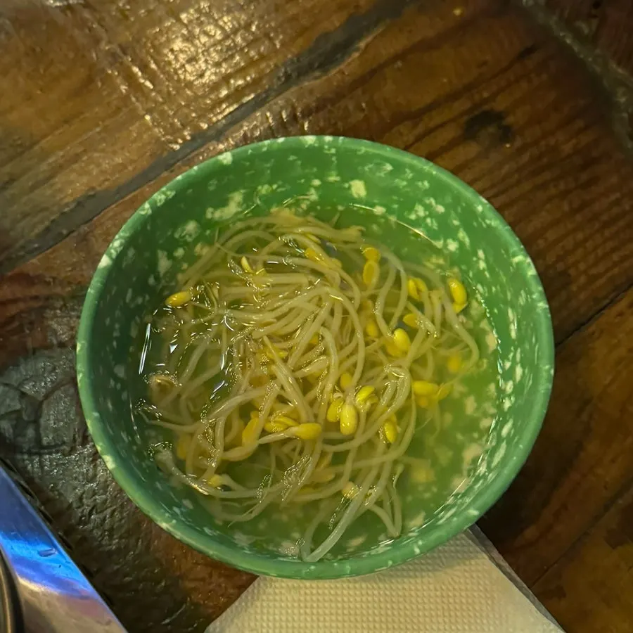 테이블에 차려진 닭발과 소주