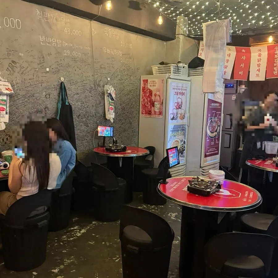 기본 찬으로 나온 단무지와 콩나물국
