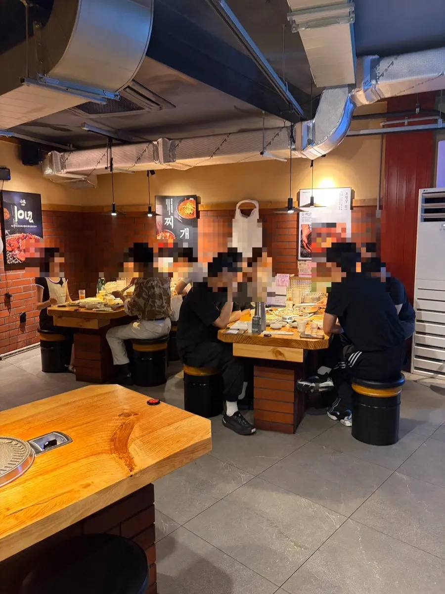 座位几乎坐满的超必杀猪肉烤制弘大店店内