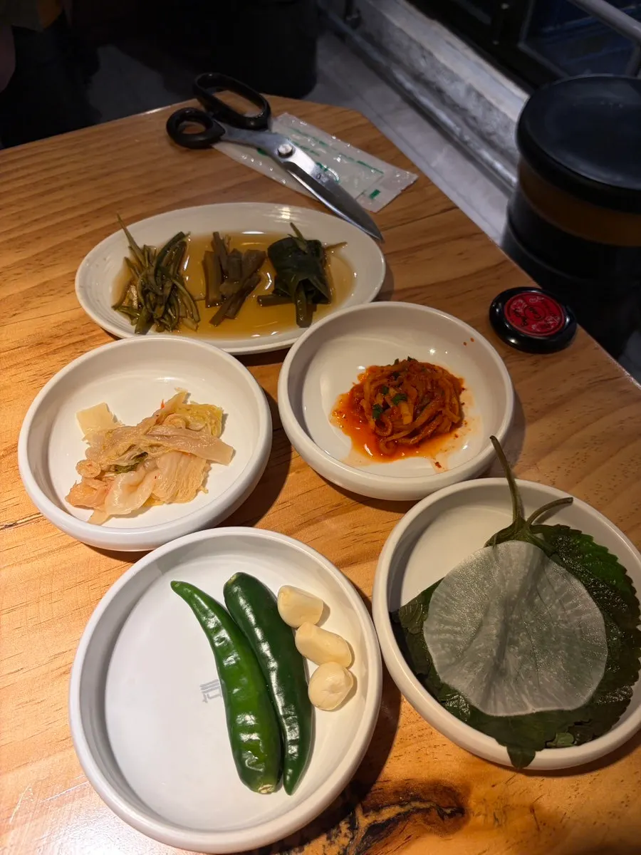 摆在桌上的两罐百事可乐零度