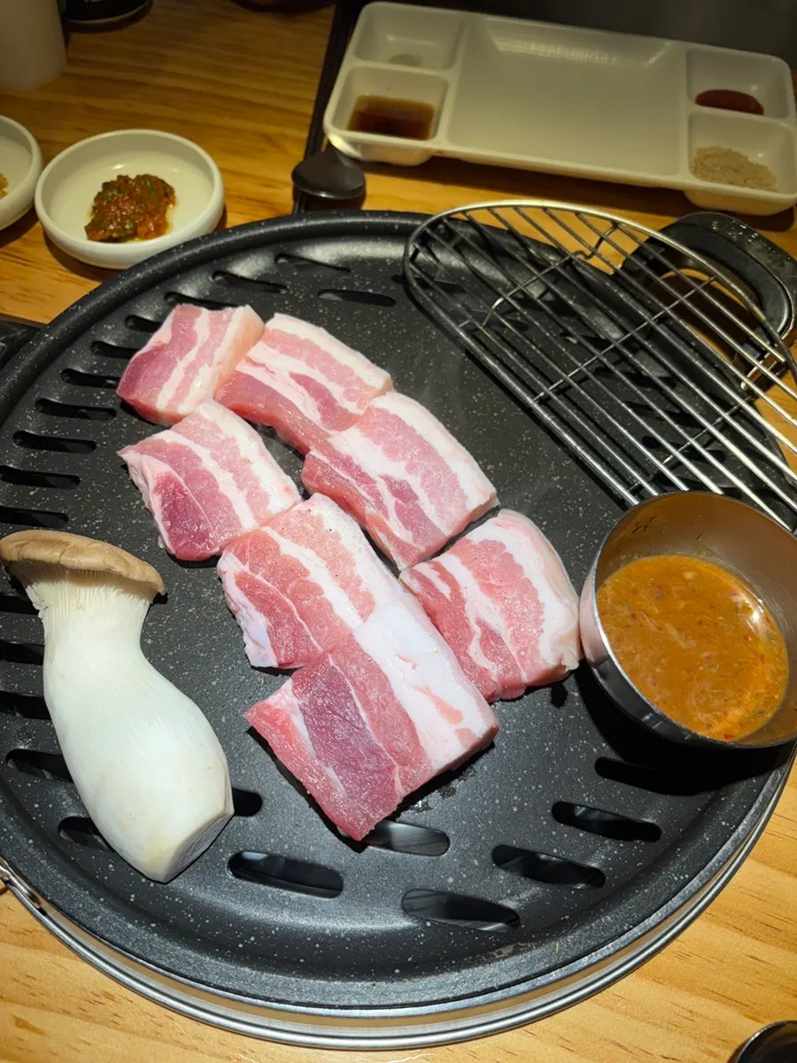 点好的盐烤五花肉和真后颈肉生肉拼盘
