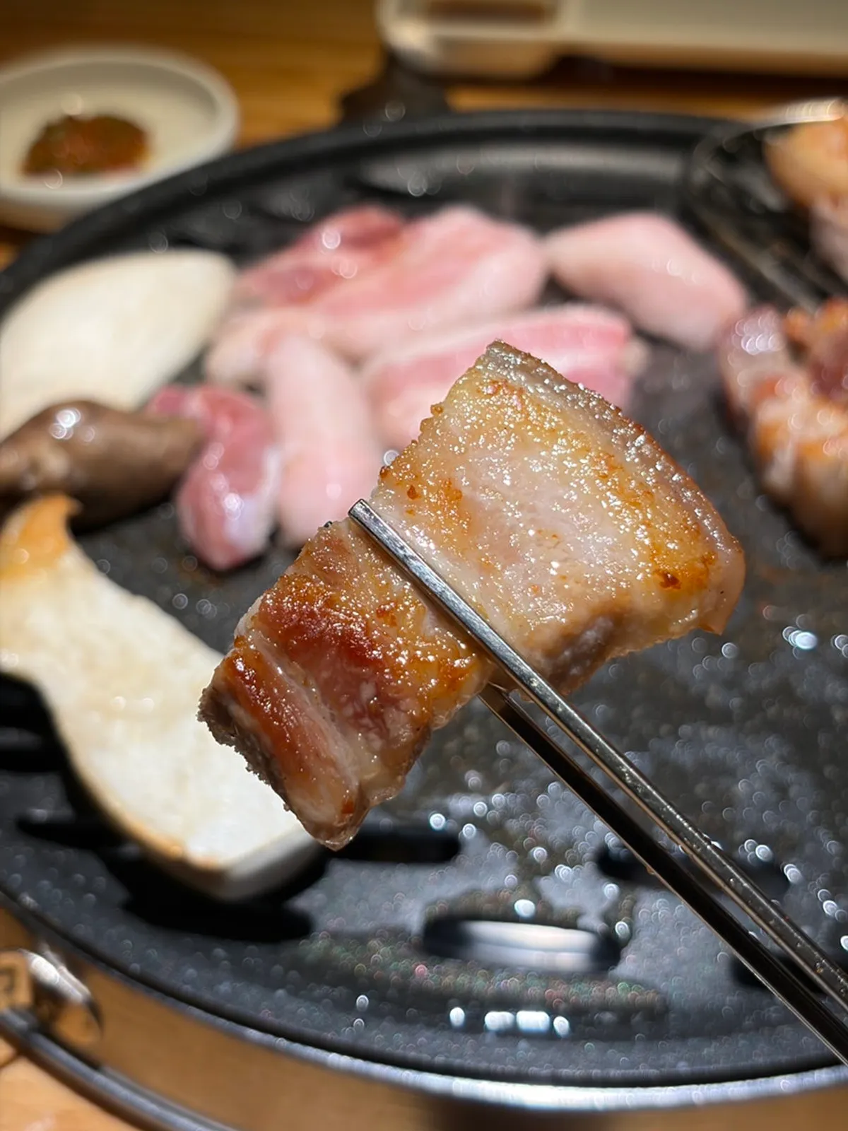 烤盘上焦香烤制中的盐烤五花肉