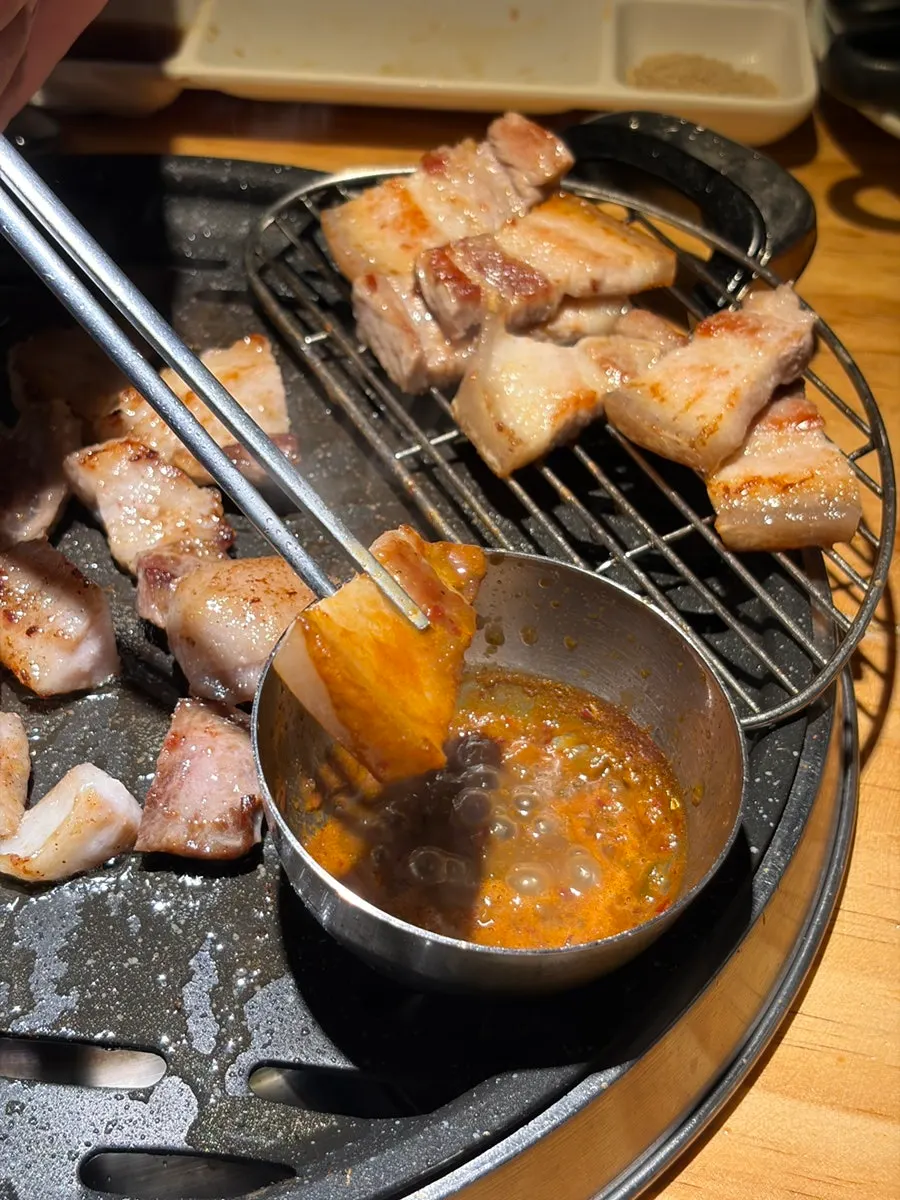 配上萝卜丝食用的五花肉一片