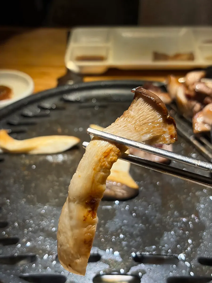 配盐和大酱食用的真后颈肉烤制画面