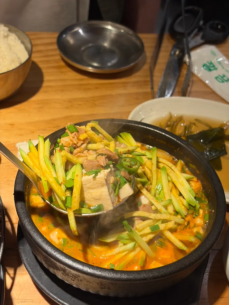 肉和蘑菇一同摆放的烤盘