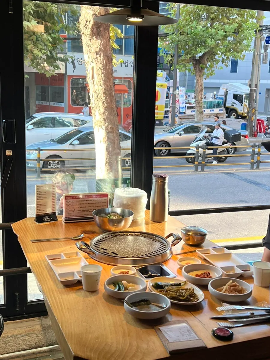 선선한 저녁 야장 분위기의 테이블