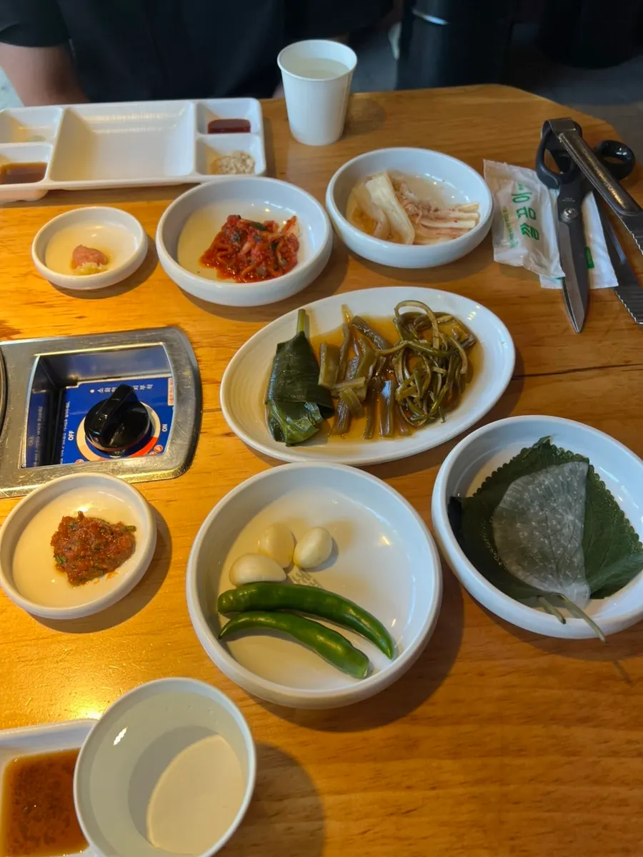 고추 마늘 김치 깻잎 명이나물 밑반찬 한 상