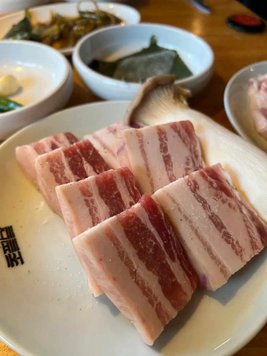 접시에 담겨 나온 소금오겹살과 뒷고기