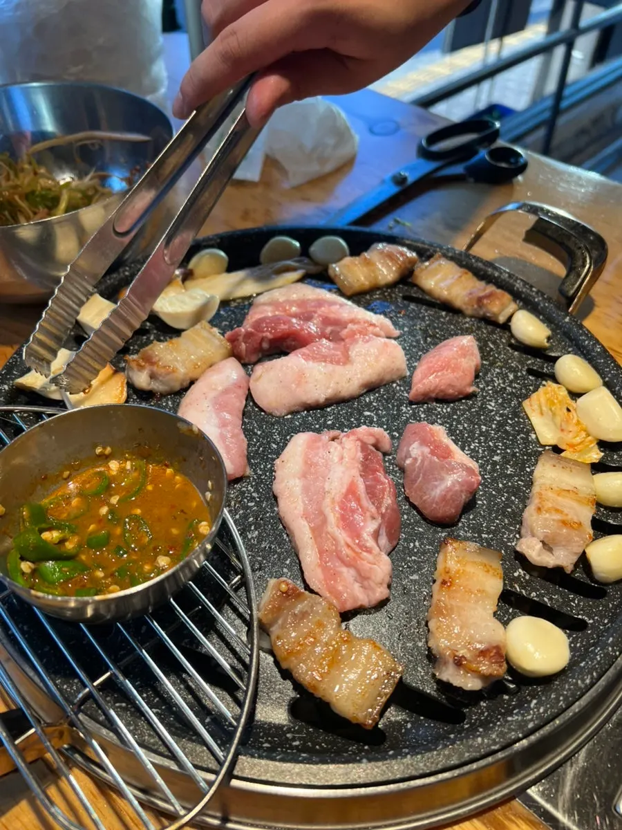 불판에 올린 뒷고기