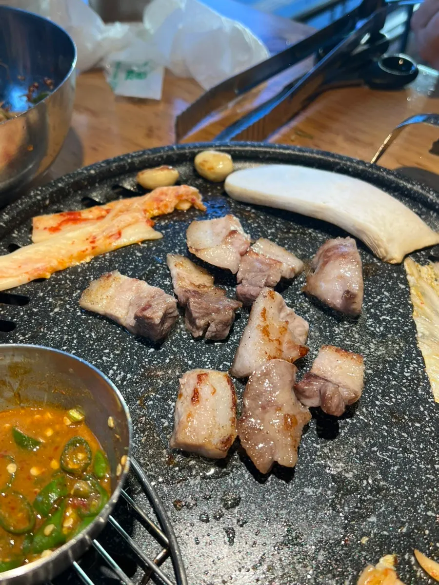 구워진 뒷고기 한 점