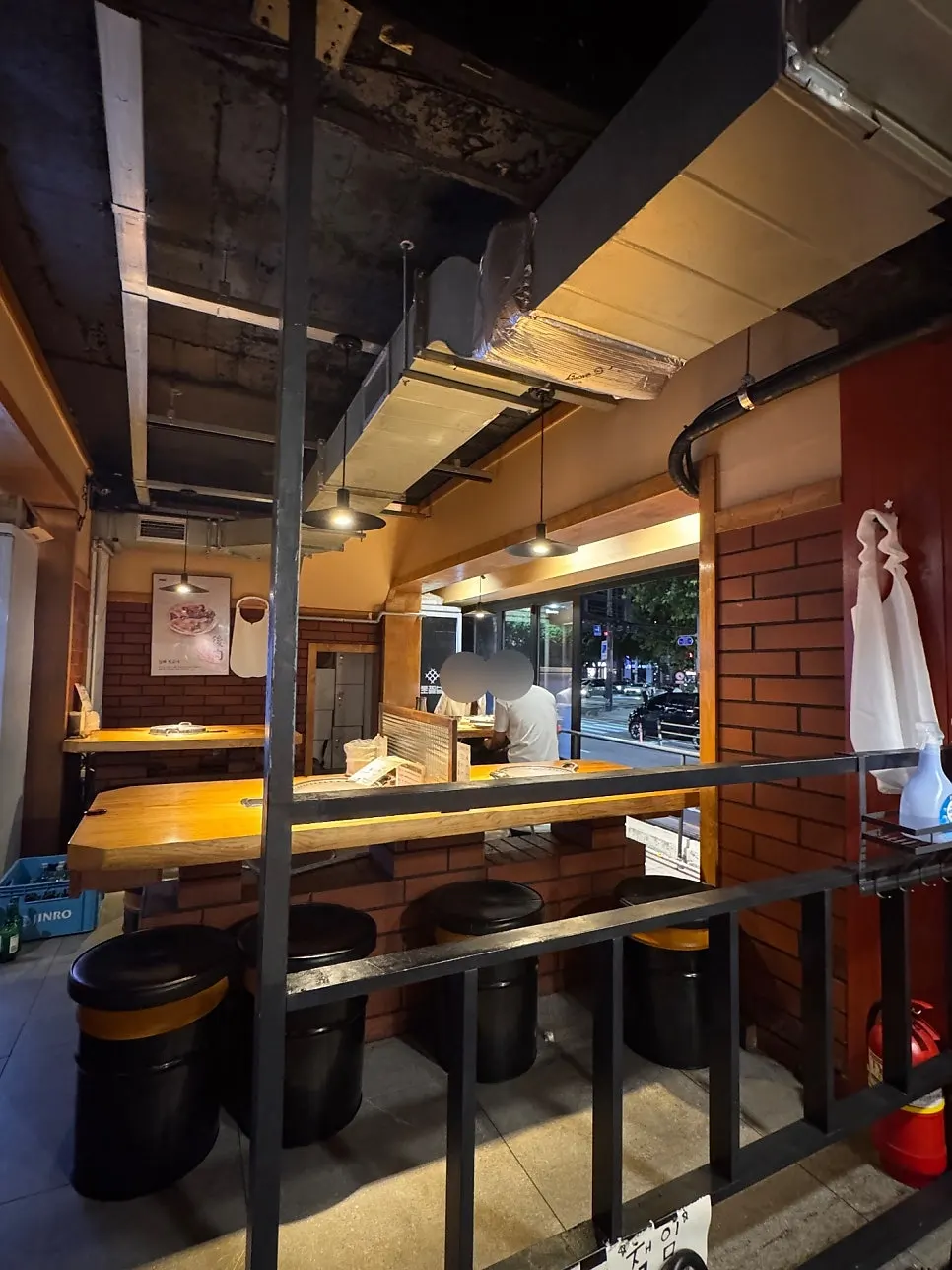 주황빛 조명이 켜진 매장 내부