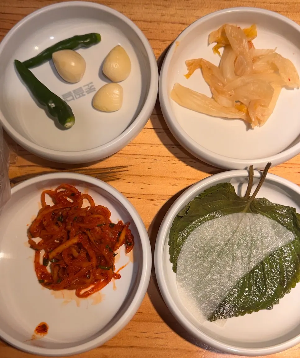 쌈무를 겹친 깻잎장아찌 반찬