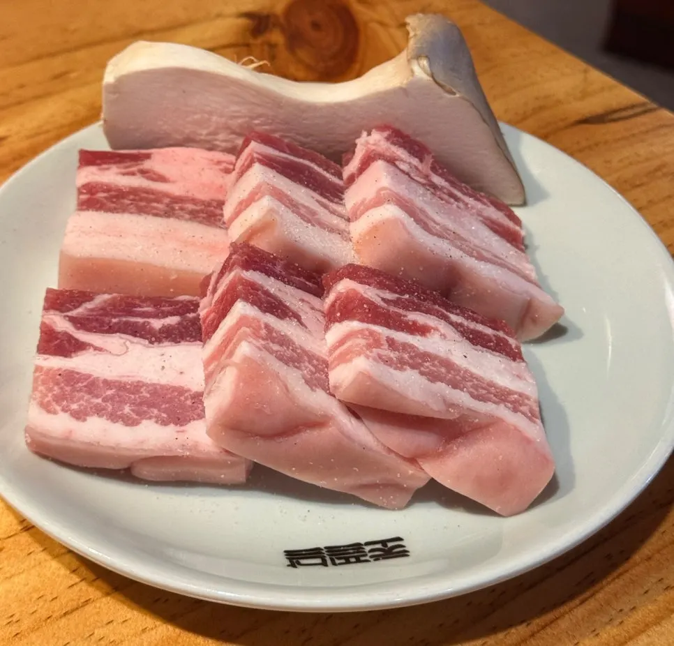 두툼하게 썰린 소금오겹살 접시