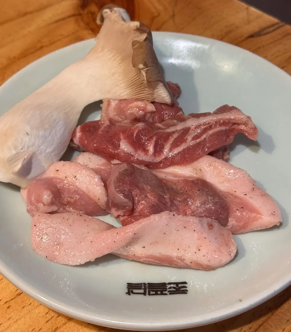 밑간이 뿌려진 진짜뒷고기 접시