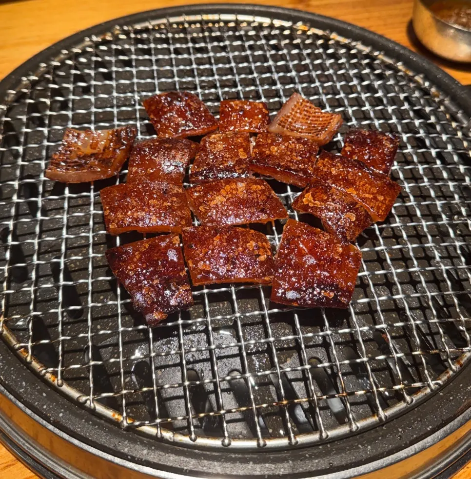 벌집 칼집을 낸 구운 돼지껍데기
