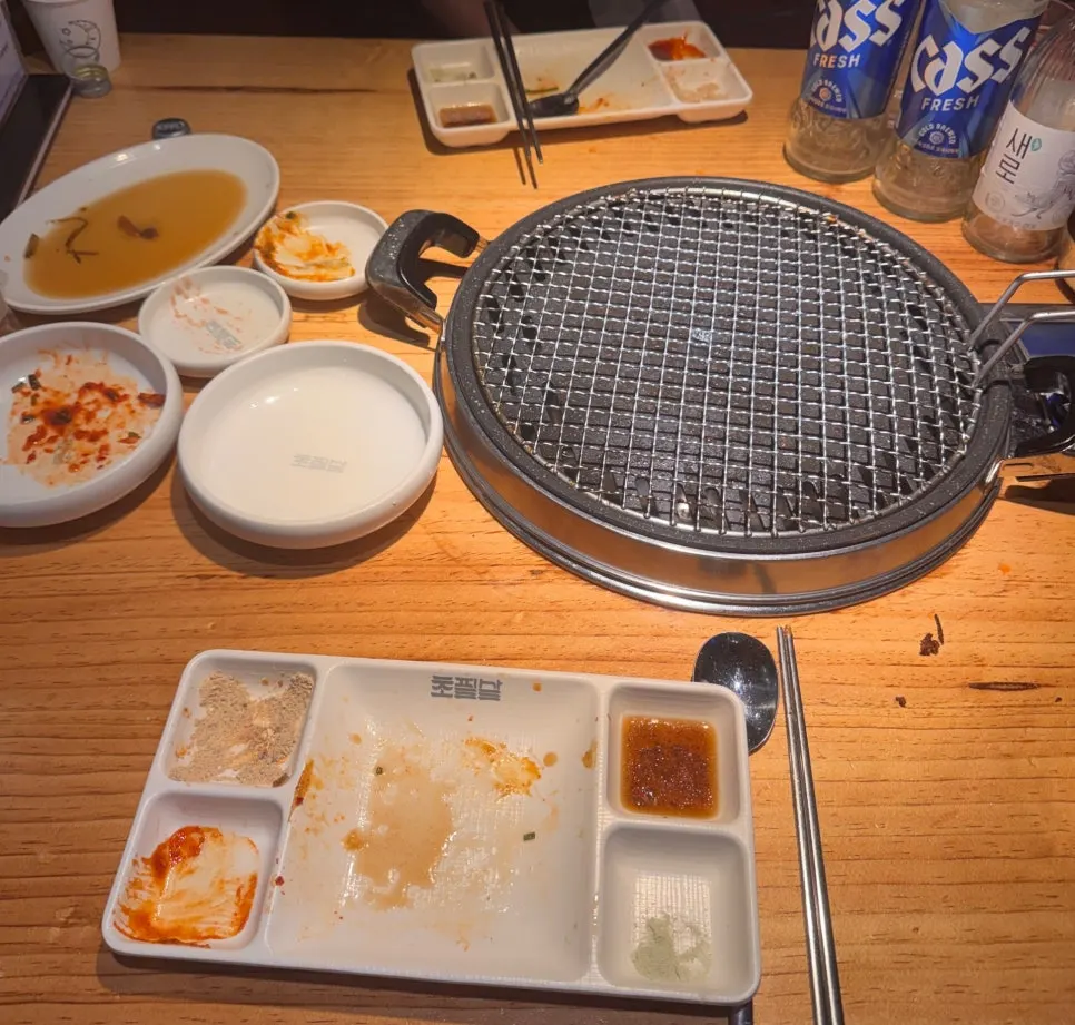 반찬까지 비운 식사 후 테이블