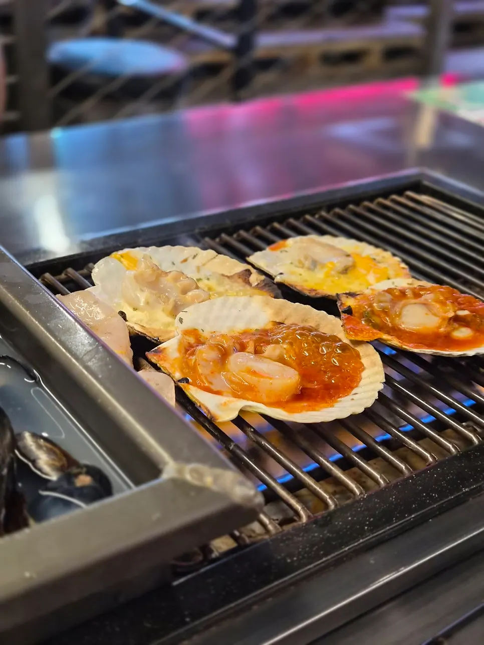 Spicy-seasoned scallops cooking