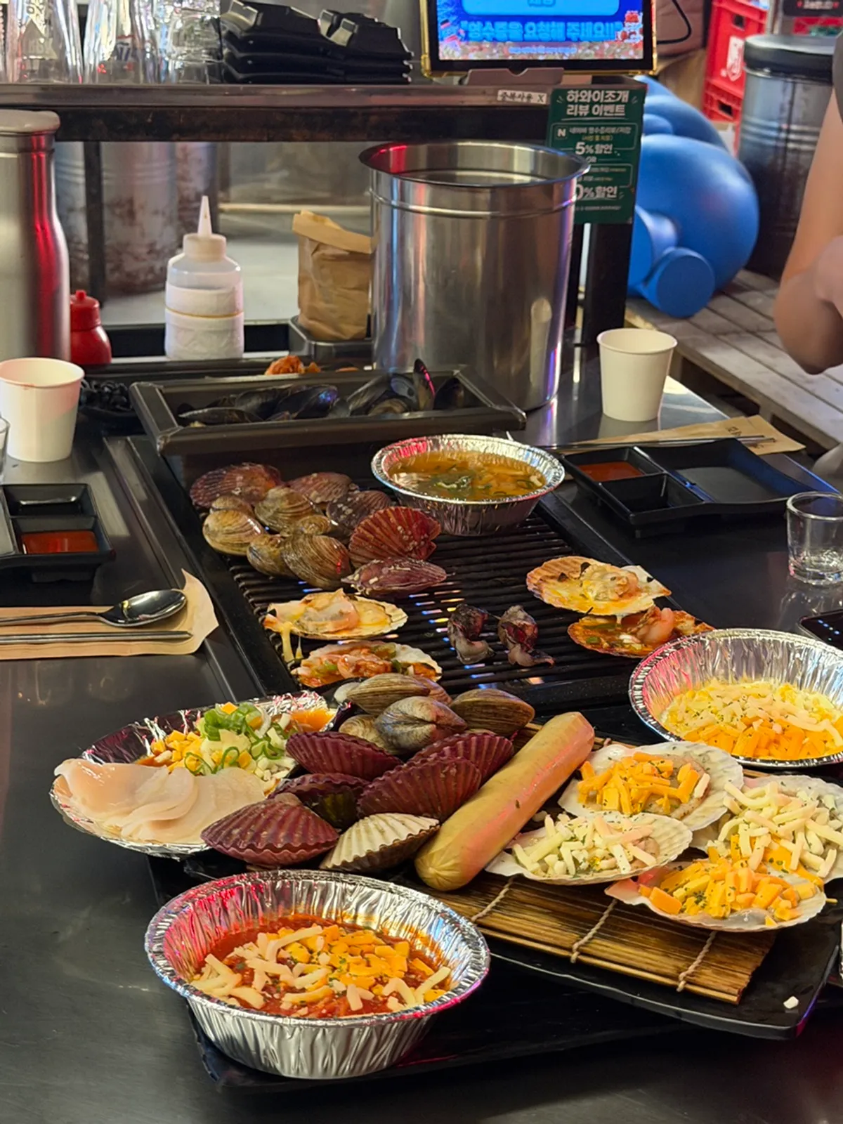 Signature photo of the grilled clam set at Hawaii Clam Hongdae Branch