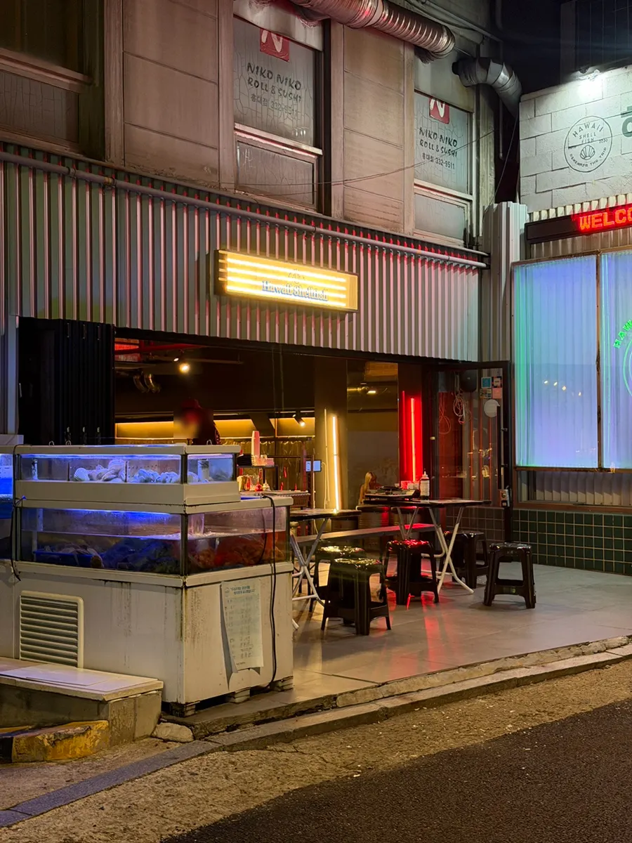 Well-maintained seafood tank in front of the store