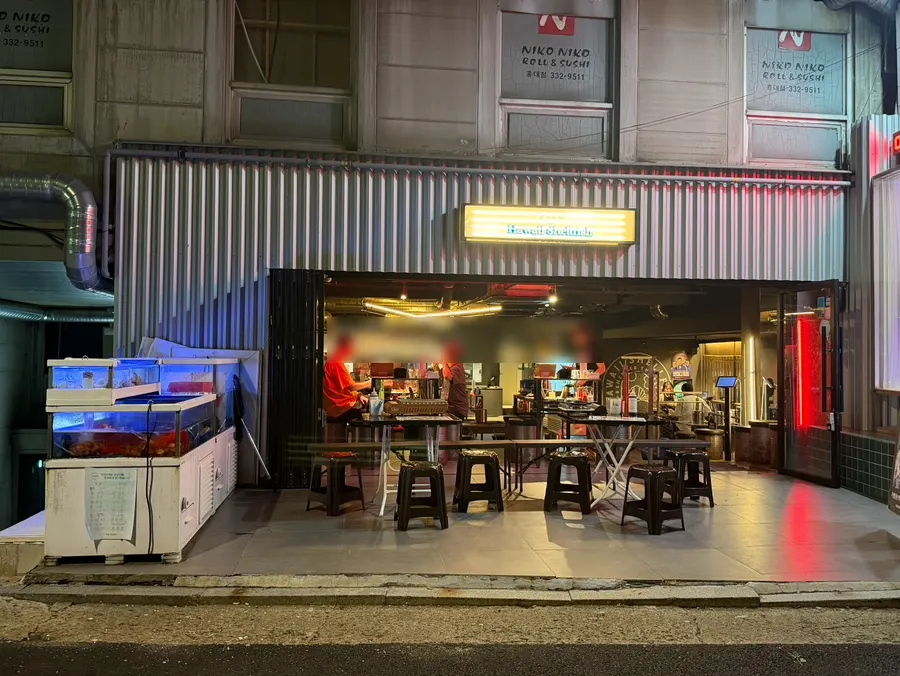 Outdoor yajang seating set up for cool weather