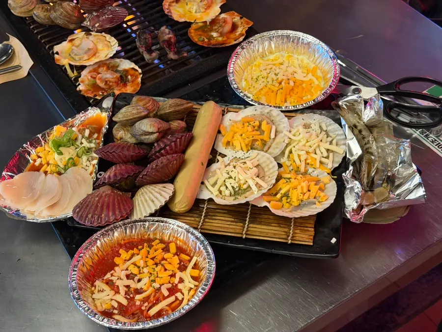 Clam set served on a large tray