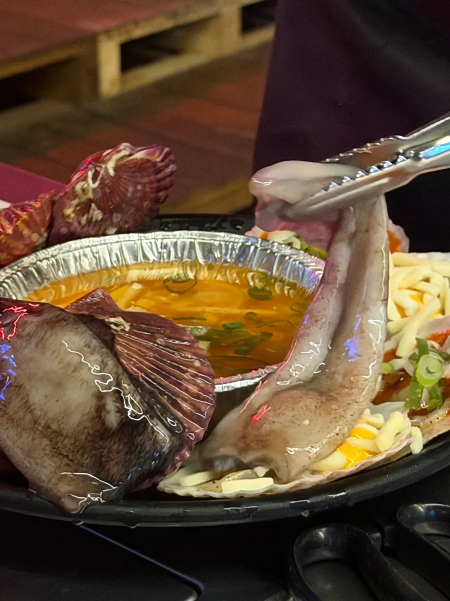 Cheese-topped scallops and cockle scallops