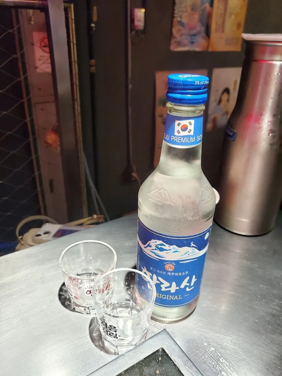 불판 위에서 익어가는 조개와 오징어