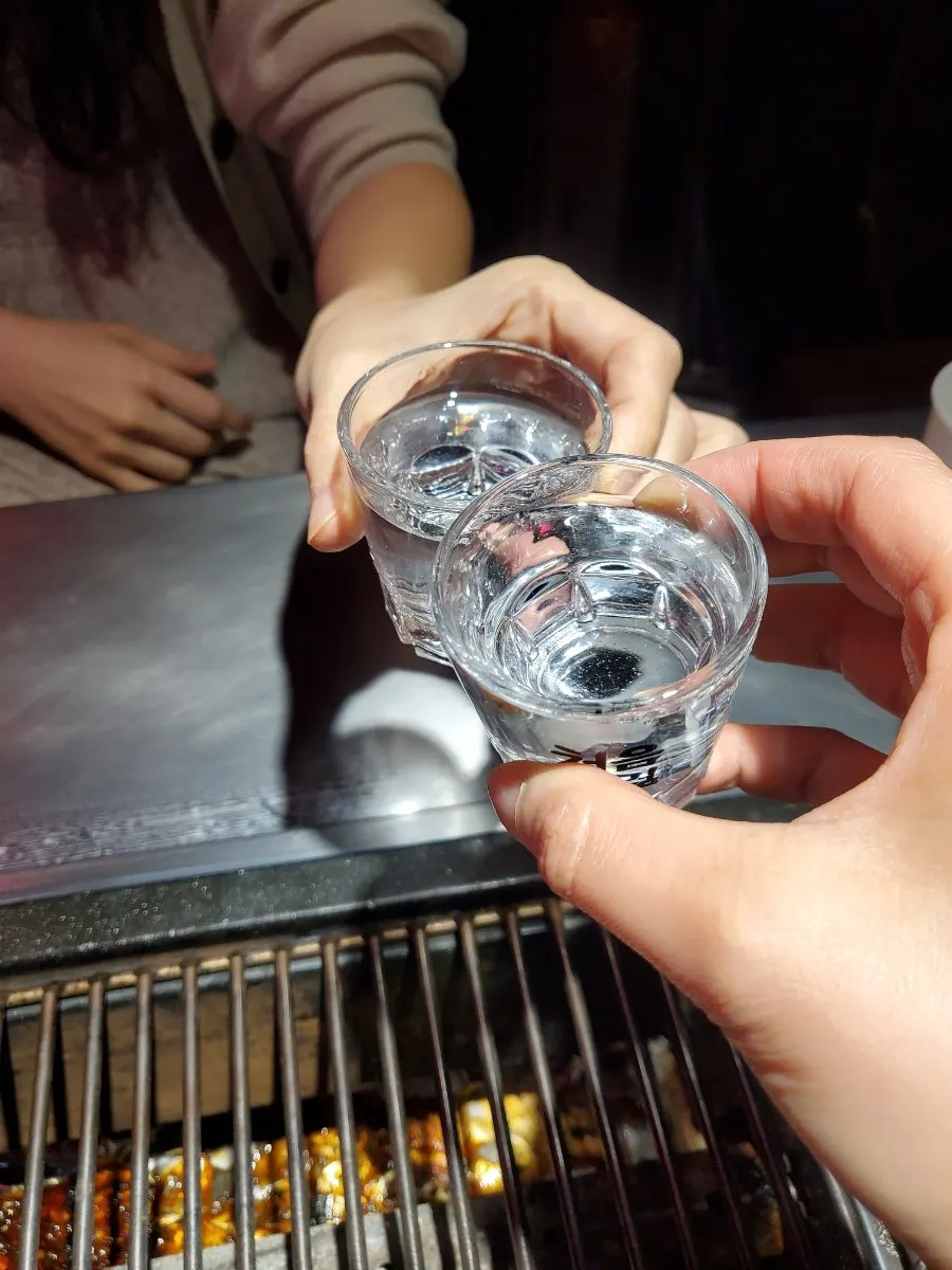 조개구이와 함께 놓인 한라산 소주