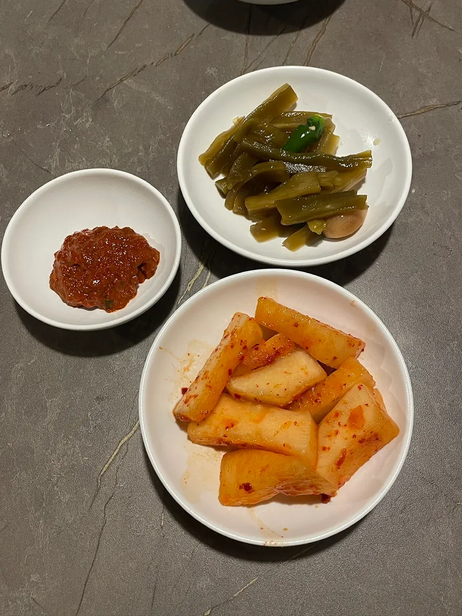 Tableware and basic side dishes
