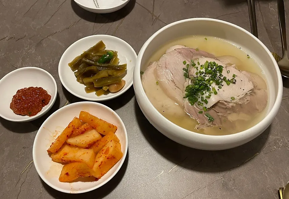 Gomtang with clear, transparent broth