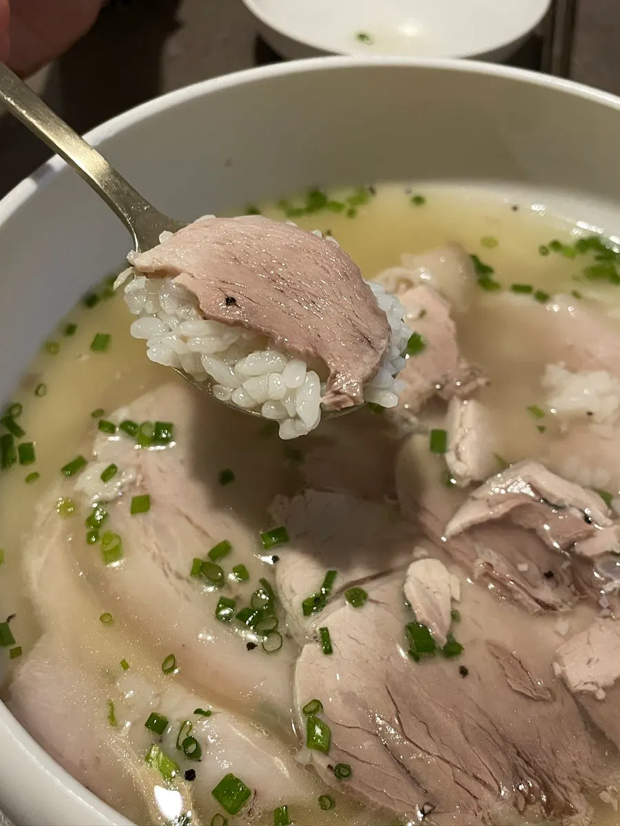 Gomtang with thinly sliced meat