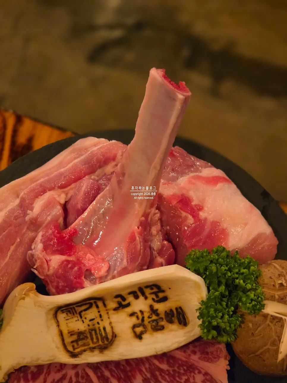 두툼하게 썰린 오겹살 생고기