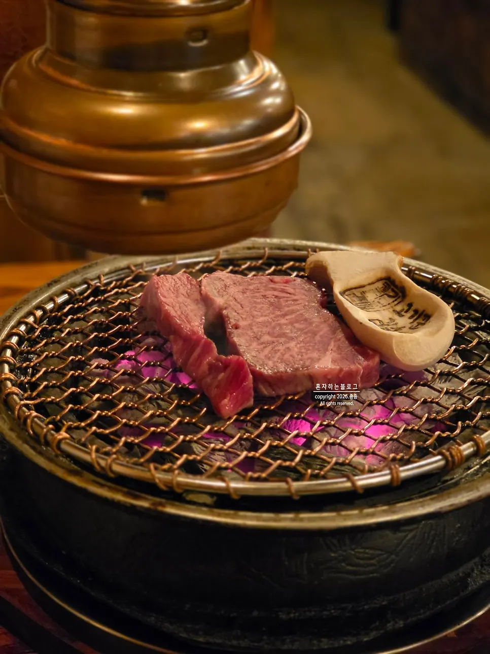 숯불 위에서 구워지는 고기