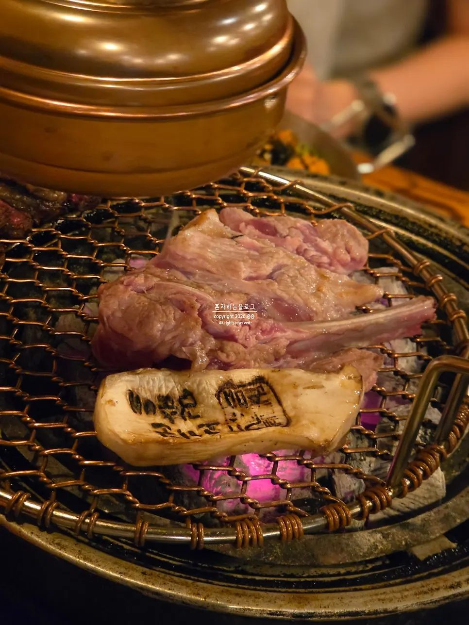 한우를 먹고 난 뒤 숯불 위 다음 고기